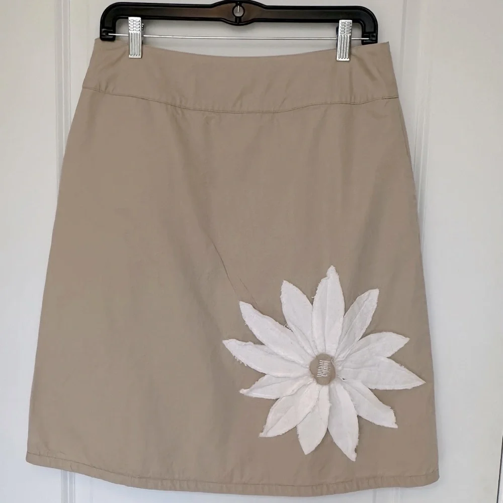 Boden Women Fun Skirt Tan Large White Flowers Appliqué A-Line Sz 10 Cotton Lined - Picture 2 of 3